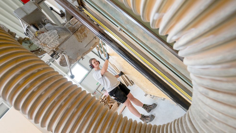 Auszubildende Helena an der Plattensäge. Hier werden die Platten individuell zurechtgeschnitten. Foto: Klaus Ortgies