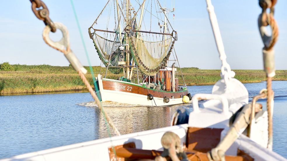 Mit der GRE 1 „Edde“ vorbei an der GRE 22 auf dem Weg zur Seeschleuse. Foto: Heinz Wagenaar/Archiv