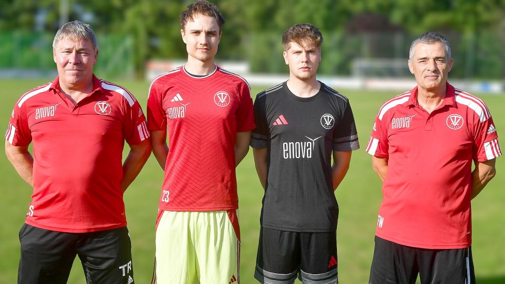 Das Bunder Trainerteam um Ralph Schmidt (links) und Frank Winkler (rechts) freut sich über Malte Barfs (Zweiter von links) und Maarten de Vries (Zweiter von rechts), die neu im Erste-Herren-Kader dabei sind. Foto: Hans Damm