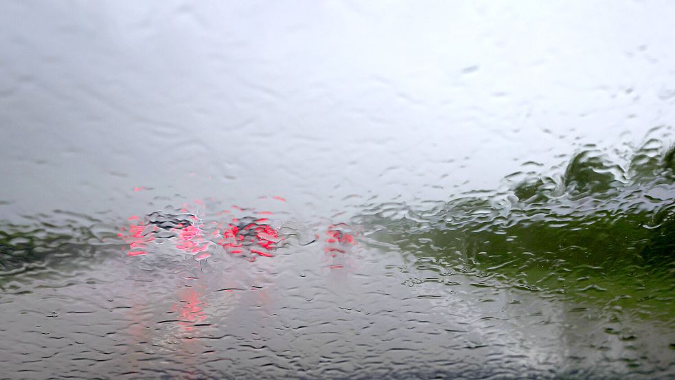 Autos sind während heftigen Regens auf der Autobahn zu sehen. Foto: Karl-Josef Hildenbrand/dpa