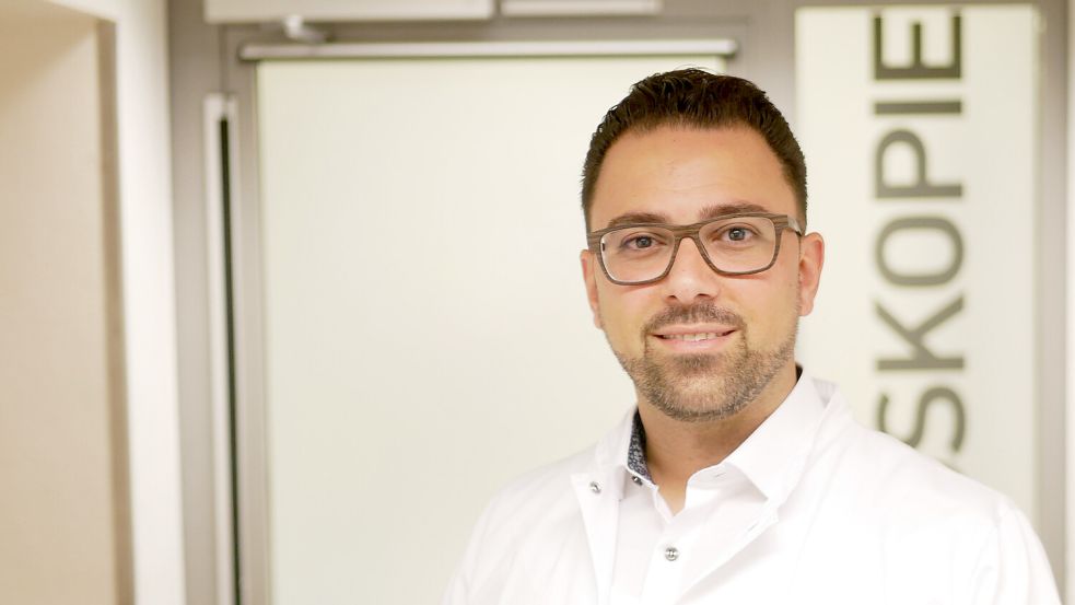 Dr. Ali Akil, Chefarzt der Klinik für Thoraxchirurgie, hat das neuartige Operationsverfahren am Klinikum Emden eingeführt. Foto: Trägergesellschaft
