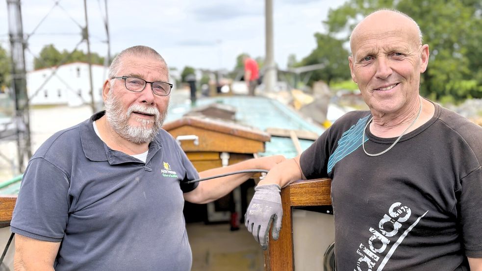 Ingo Haugk (links) aus Großefehn und Harald Kleen aus Wiesmoor gehören zum Team des Binnenschiffervereins, das die „Antje“ für die Werft vorbereitet. Foto: Nicole Böning