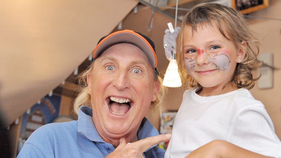 Immer für einen Scherz zu haben: Otto Waalkes bei einer Autogrammstunde in Emden. Foto: Klaus Ortgies/Archiv