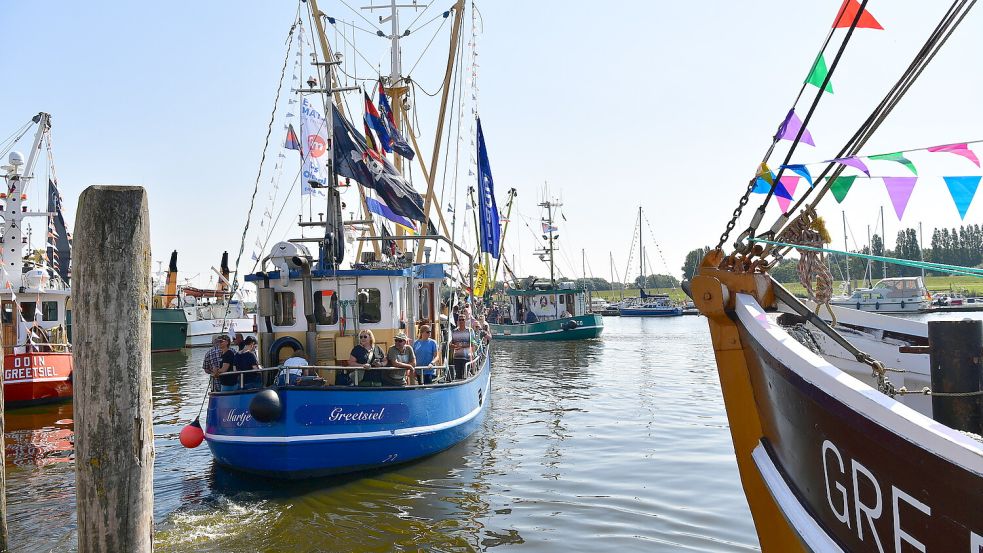 In Greetsiel laden die Fischer zu Ausflugsfahrten auf ihren Kuttern ein. Foto: Heinz Wagenaar/Archiv
