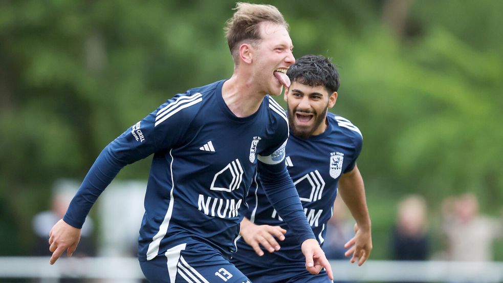 Das Bild zum Spiel: Tammo Büscher feiert sein zwischenzeitliches 3:3. Es sollten noch drei weitere Treffer fallen. Foto: Jens Doden/ Emden
