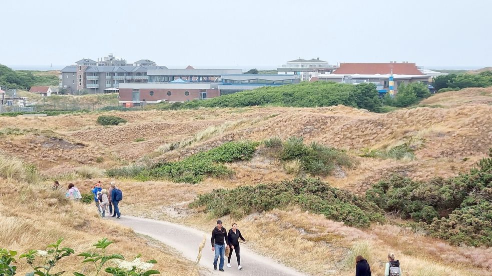 Urlauber auf den Dünenwegen Langeoogs. Foto: Jonas Bothe