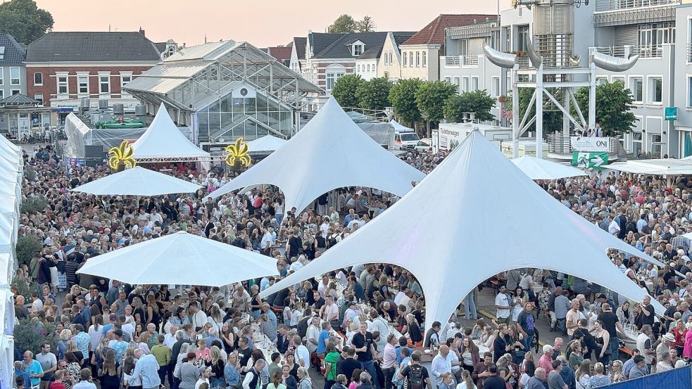 In Aurich wird Weinfest gefeiert: Pagodenzelte und Schirme bieten Schutz vor Sonne und Regen. Foto: Lasse Paulsen/Archiv