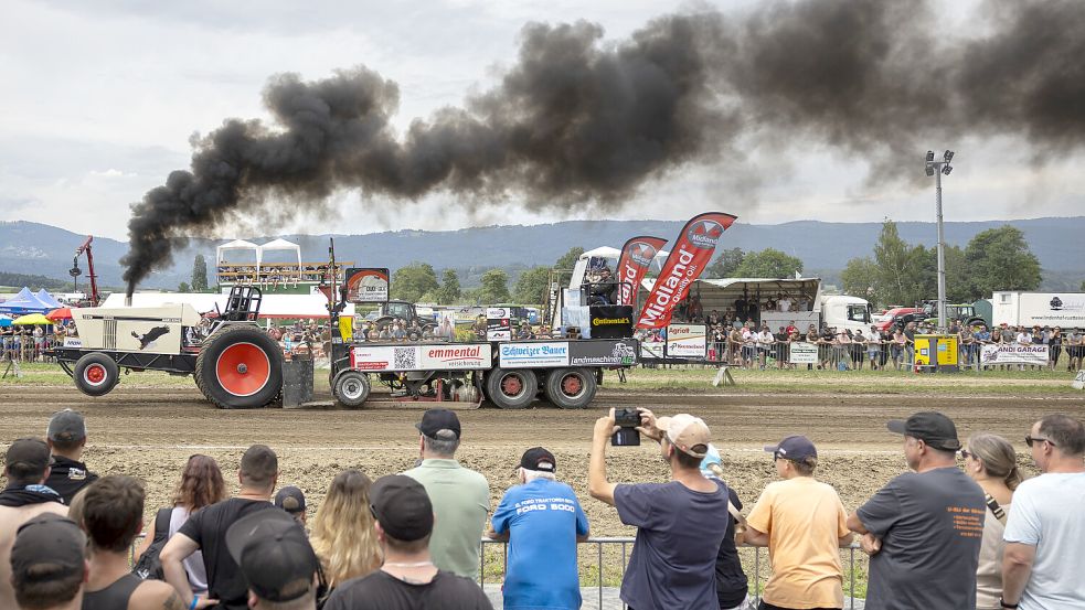 In Edewecht wird es laut am Sonnabend: Es ist wieder Tractor Pulling. Symbolfoto: Peter Klaunzer/Keystone/DPA
