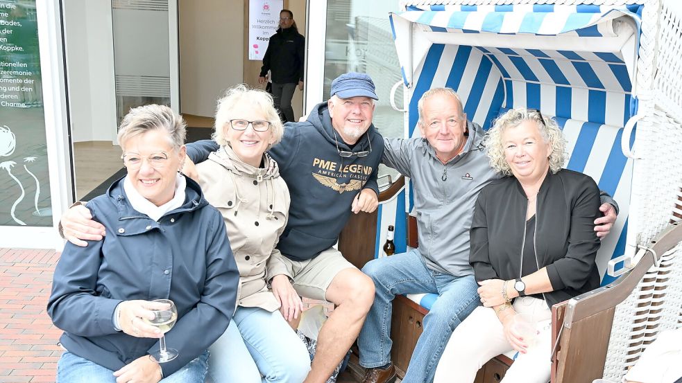 Konzertatmosphäre in Greetsiel: Im Fischerdorf haben die Sommerkonzerte unter freiem Himmel begonnen. Foto: Heinz Wagenaar
