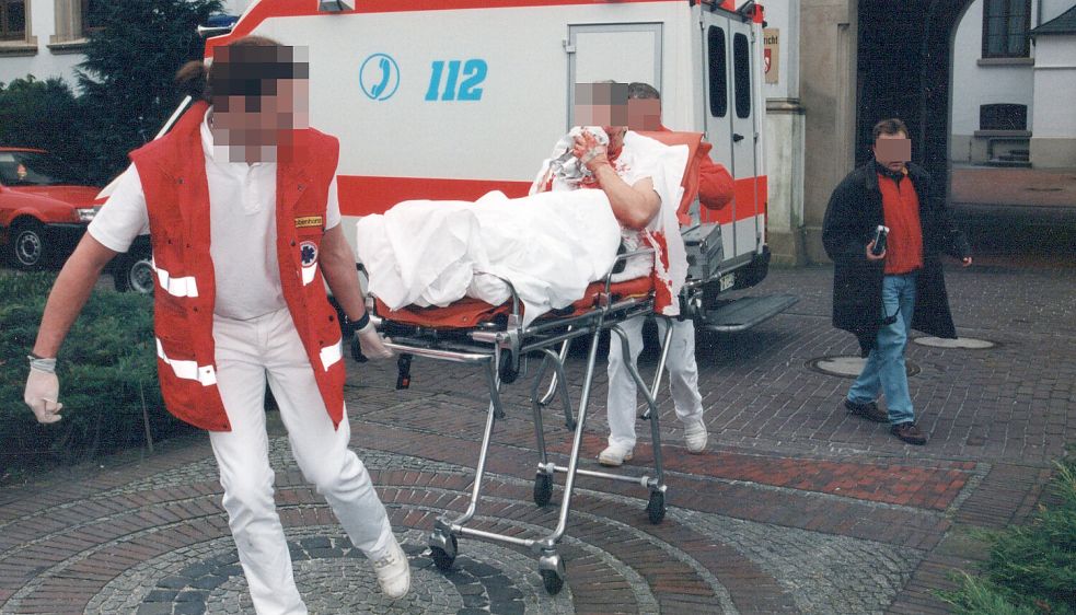 Eine Szene, die alles andere als alltäglich ist: ein Rettungswagen vor dem Landgericht Aurich. Foto: Klaus Ortgies/Archiv