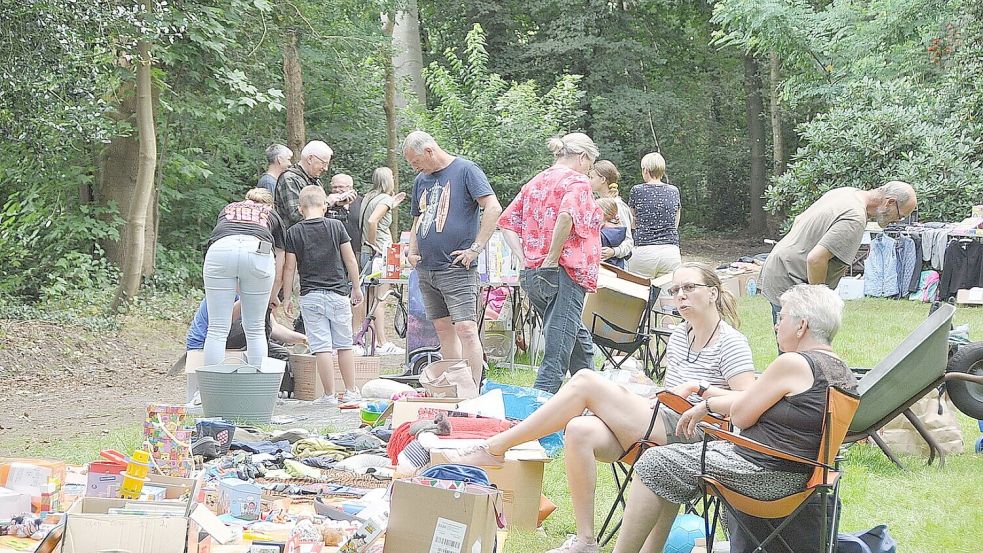 Der Flohmarkt in Stapelmoor ist bei Kindern ebenso beliebt wie bei Trödelfans. Foto: Wolters/Archiv