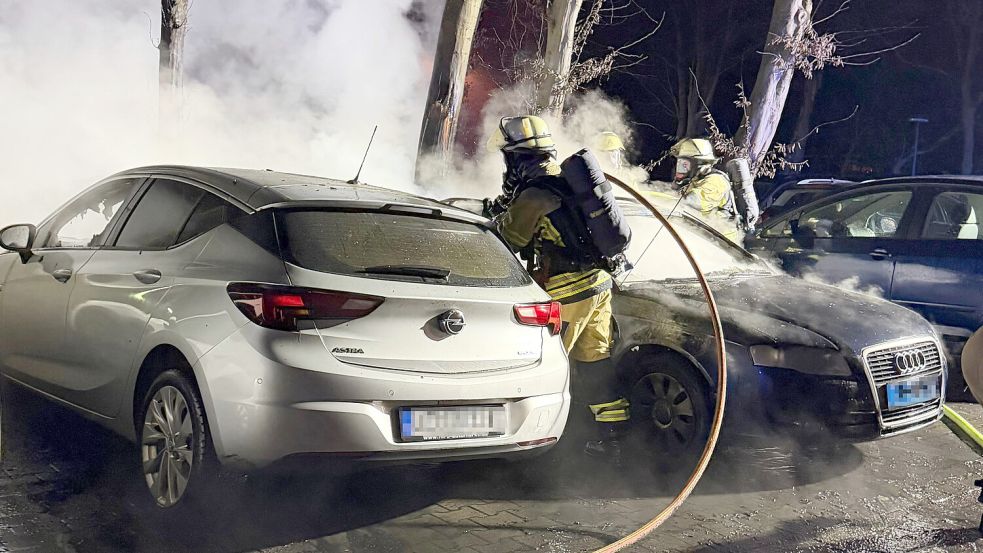 In der Muchallstraße brannten am 23. Dezember 2025 zwei Autos. Foto: Feuerwehr/Archiv