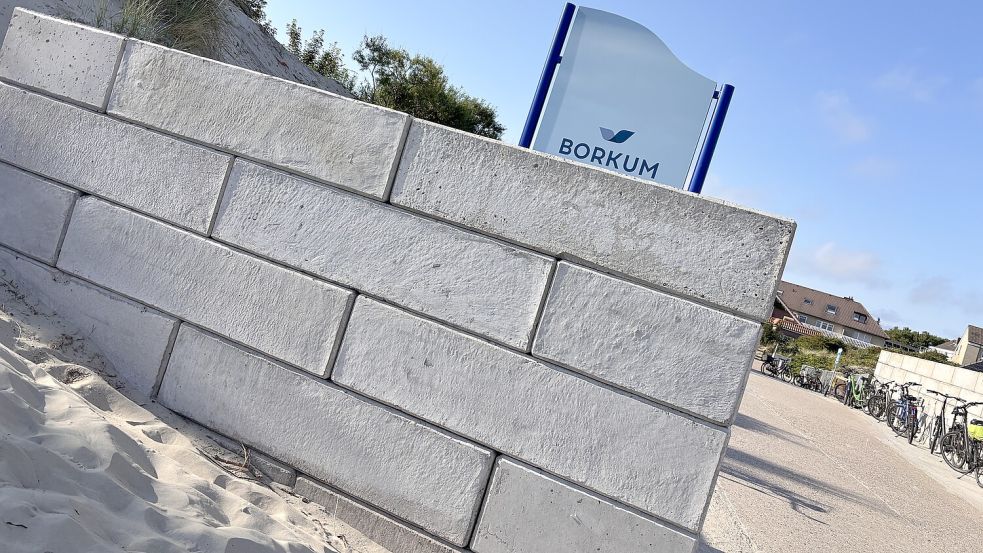 So genannte Betonformsteinen haben die alte Mauer ersetzt. Foto: Florian Ferber