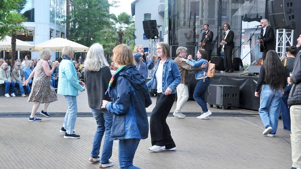 Zur Musik der Beatles Revival tanzten einige Zuhörerinnen und Zuhörer vor der Bühne. Foto: Bodo Wolters