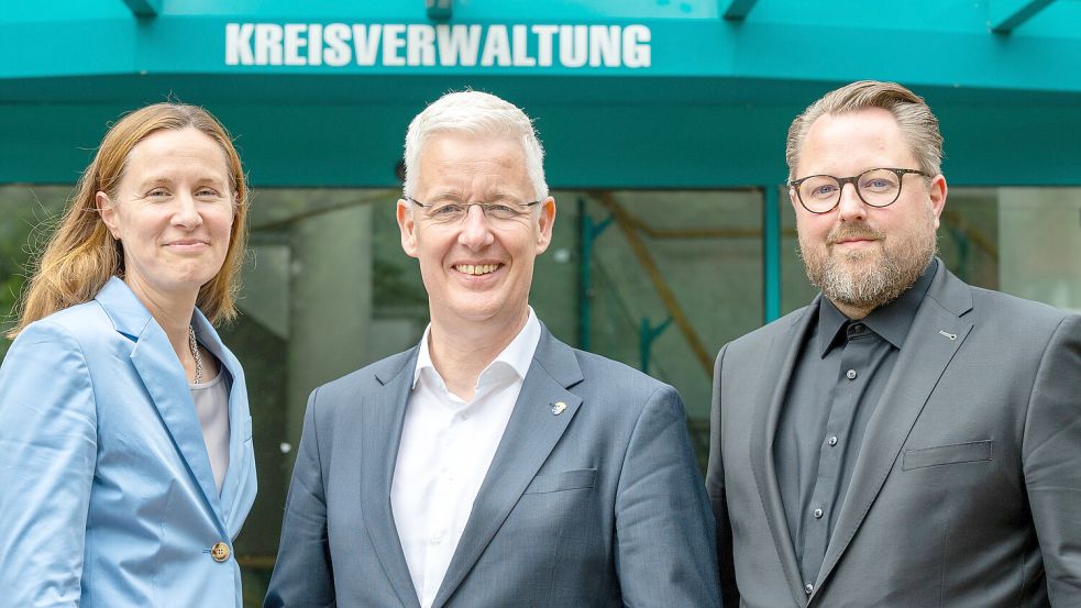 Dr. Anna Meincke (von links) ist als neue Erste Kreisrätin die Vertreterin von Landrat Matthias Groote sowie Dezernentin für Personal, Finanzen, Digitalisierung und Kultur. Jörn Reich übernimmt die Themen Bauen, Planen und Umwelt. Foto: Klaus Ortgies
