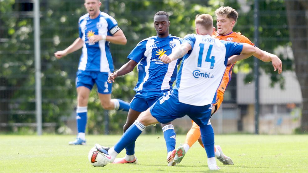 Luc Ihorst (Nummer 14) blieb in seinem sechsten Testspiel für Kickers Emden erstmals ohne eigenen Treffer – ausgerechnet gegen seinen Ex-Klub VfL Osnabrück. Fotos: Jens Doden/Emden