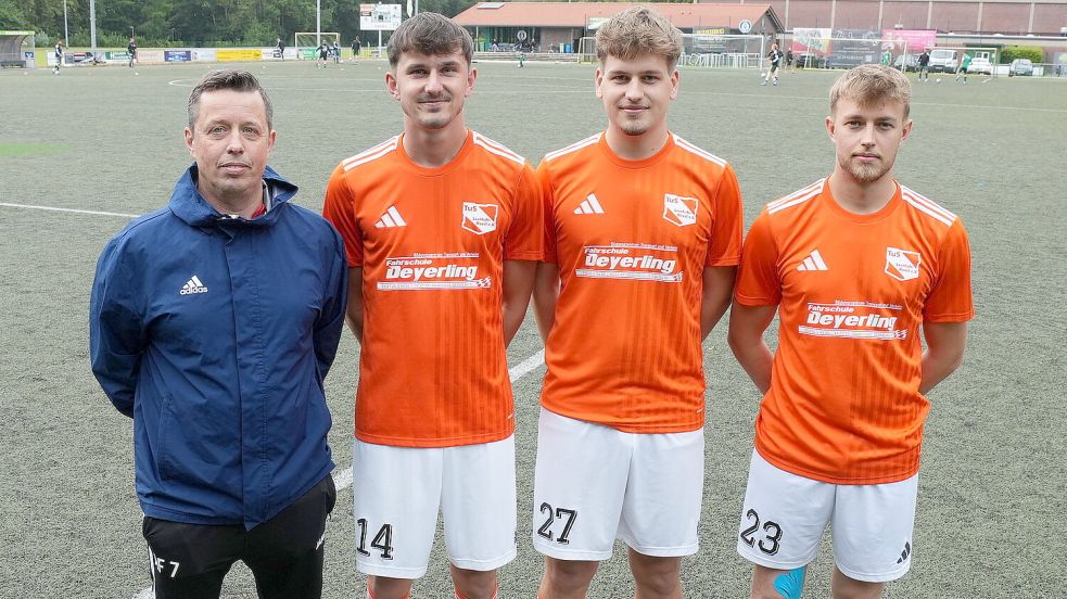 Leerhafe-Hovels Trainer Andreas Friedrichs (von links) freut sich über die Zugänge Malte Menken, Lennard Hinrichs und Ole Gerken. Foto: Heiner Steenhoff