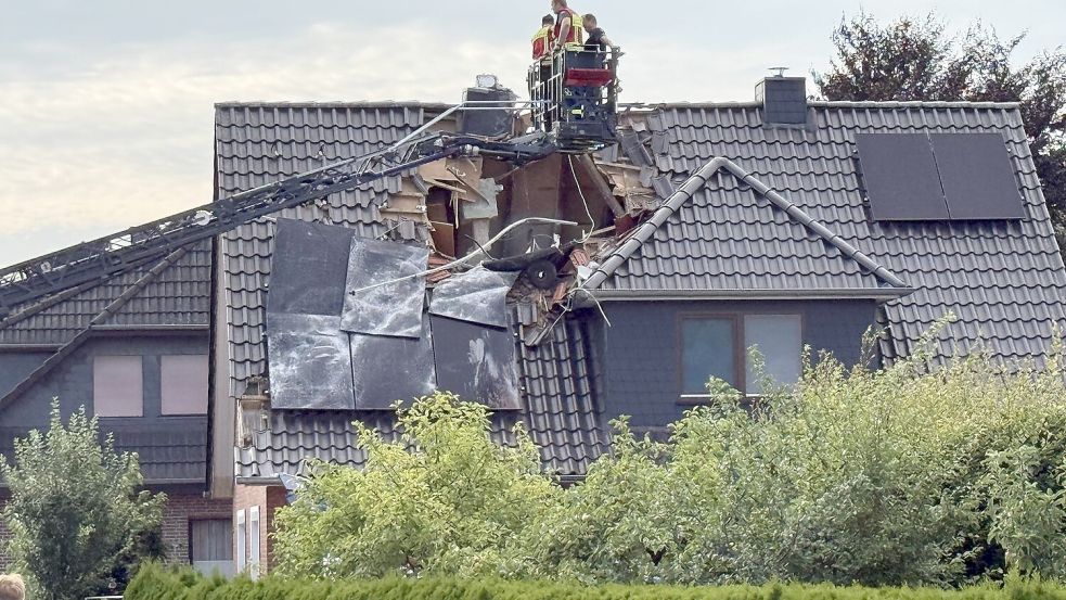 Wie eine klaffende Wunde wirkte die Einschlagstelle nach der Bergung der Unglücksmaschine. Foto: Dirk Hamm