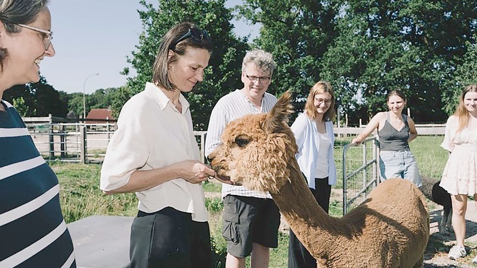 Miriam Staudte, niedersächsische Landwirtschaftsministerin (Zweite von links), hat bei ihrer Sommerreise in Lehmgaste bei Elke Bunk (links) und Carsten Bunk (Dritter von links) vorbeigeschaut. Foto: David Carreno Hansen