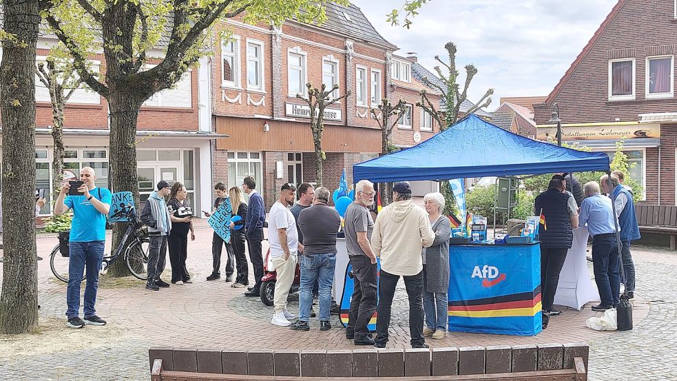 Der AfD Kreisverband Aurich/Emden, hier bei einem Infostand vor mehreren Wochen, muss sich gerade stark mit sich selbst beschäftigen. Foto: Karin Böhmer/archiv