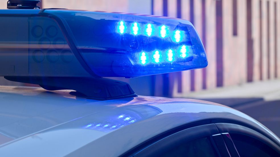 Die Polizei war wegen eines Unfalls in Leer im Einsatz. Symbolfoto: Patrick Pleul/dpa