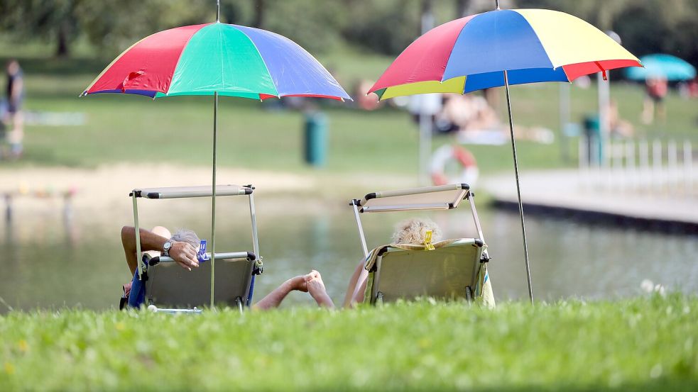 Die Sonnenschirme dürfen wieder ausgepackt werden: Das Wetter der kommenden Tage lädt zum Verweilen am See ein. Foto: dpa/Thomas Warnack