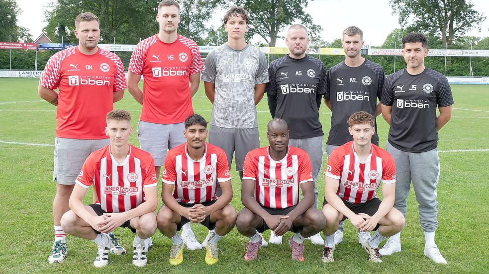 Die beiden Sportlichern Leiter Dennis Kuschel (von links) und Hauke Specht stellten sich mit den neuen Gesichtern zum gemeinsamen Foto auf: Len Holzhausen, Co-Trainer Aike Schierenberg, Co-Trainer Marcel Lettau, Trainer Jannik Swieter, (untere Reihe von links) Ubbe Rickels, Hardamanpreet Singh, Yanic Konda und Daniel Hoppen. Foto: Heiner Steenhoff