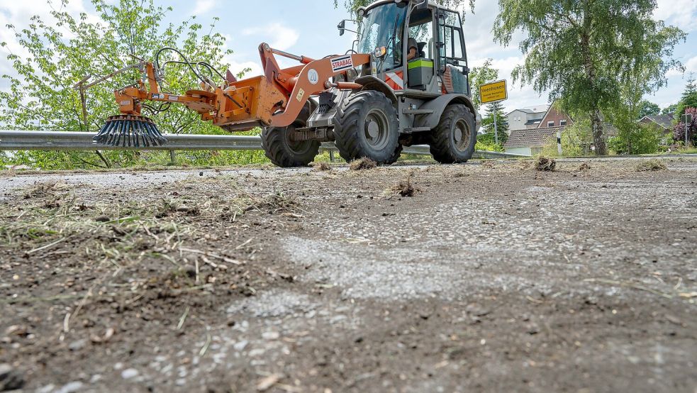 Ende Juni hatten die Bauarbeiten auf der Landesstraße 24 bei Veenhusen begonnen. Mittlerweile sind die Baufahrzeuge verschwunden. Aber ein Teil der Strecke wurde nicht komplett saniert. Foto: Klaus Ortgies