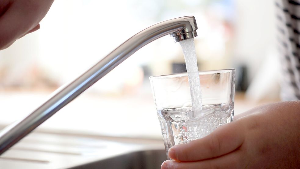 Bei der Hitze sollte man das Wasser aus dem Hahn erstmal laufen lassen, bevor man es trinkt, raten Wasserversorger. Foto: Petra Schneider/Imago
