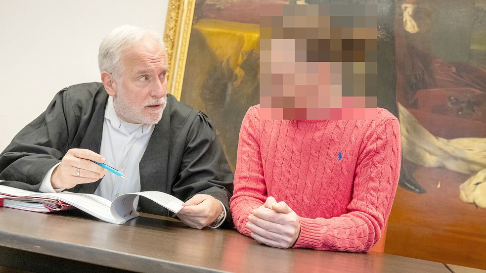 Der Angeklagte und sein Pflichtverteidiger, Alexander Schwenen (links). Foto: Klaus Ortgies