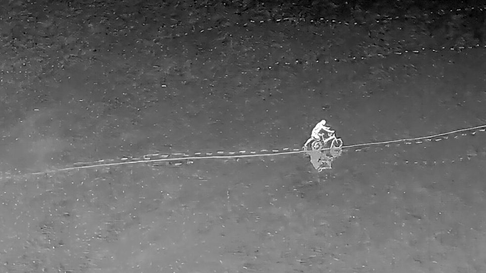Eine Aufnahme zeigt den Mann mit seinem Fahrrad im Watt vor Norddeich. Foto: Feuerwehr Norden/Thomas Weege