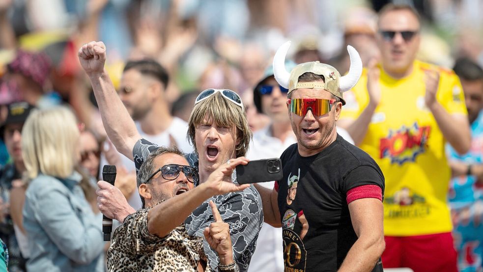 Gerade noch im ZDF-Fernsehgarten, am Sonnabend bei der Mallorca-Party in Aurich-Tannenhausen: Mickie Krause und Lorenz Büffel. Foto: Hannes P. Albert/DPA