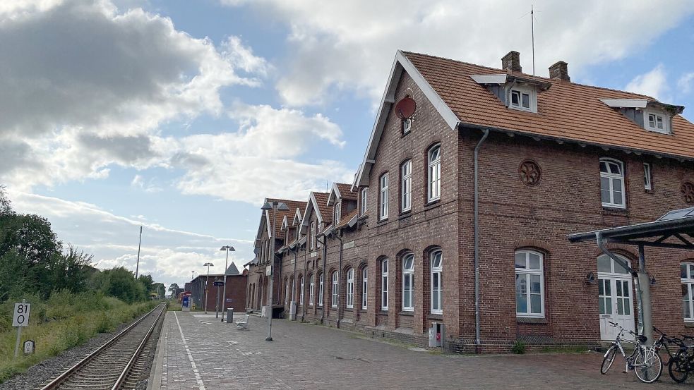 Der historische Bahnhof von Jever wird verkauft. Die Gleise gehören noch der Bahn und werden auch genutzt. Foto: Imke Oltmanns