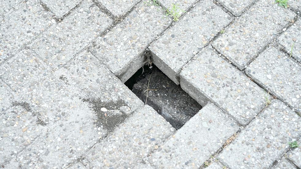 In der Greetsieler Nordseestraße ist unter einem versackten Pflasterstein ein Hohlraum aufgetaucht. Das Loch ist nicht das einzige im Ort. Fotos: Heinz Wagenaar