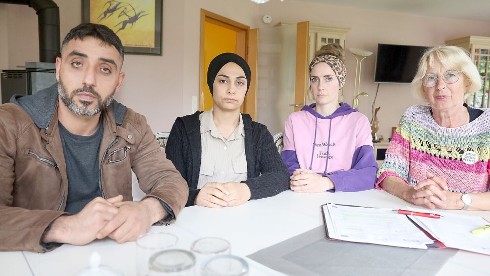 Edip (von links) und Yildiz Özgeyikci befürchten, dass sie nach elf Jahren aus Deutschland abgeschoben werden. Ihre vier Kinder kennen nur Deutschland. Unterstützt wird die Familie von Annabell Kone und Mechtilde Schratz. Foto: Claus Hock/Archiv