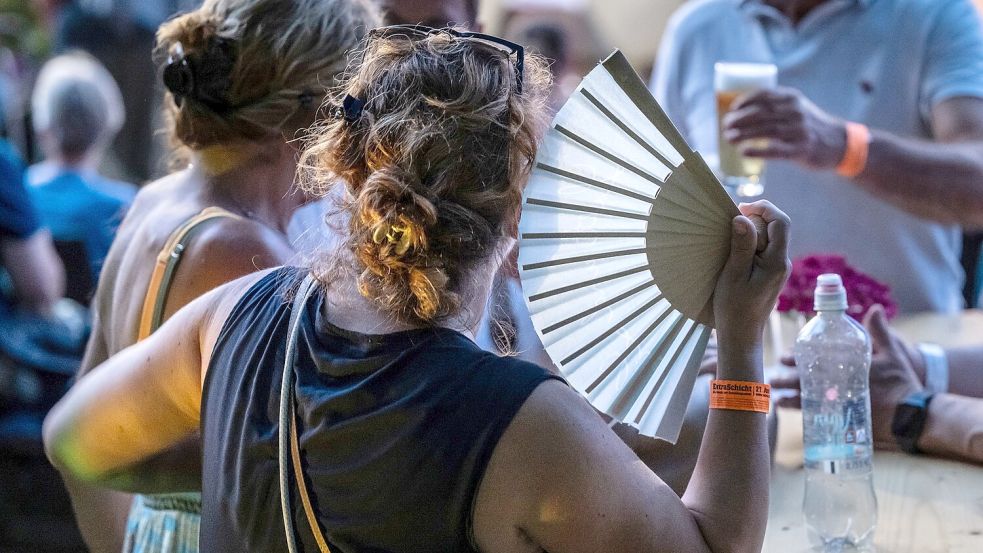 Egal, wie sehr man schwitzt – so ein Fächer verschafft einem nicht nur Luft, sondern auch noch einen Hauch von Eleganz. Foto: IMAGO / Funke Foto Services/ Martin Möller