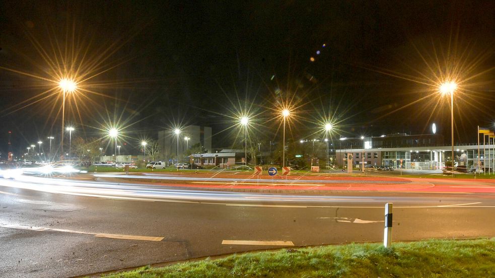 Der VW-Kreisel ist ein wichtiger Verkehrsknotenpunkt in Emden. Foto: Klaus Ortgies/Archiv