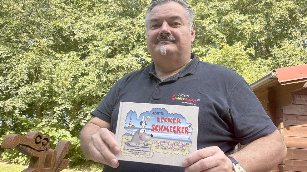 Stephan Höstermann mit seinem neuen Kochbuch. Foto: Imke Oltmanns
