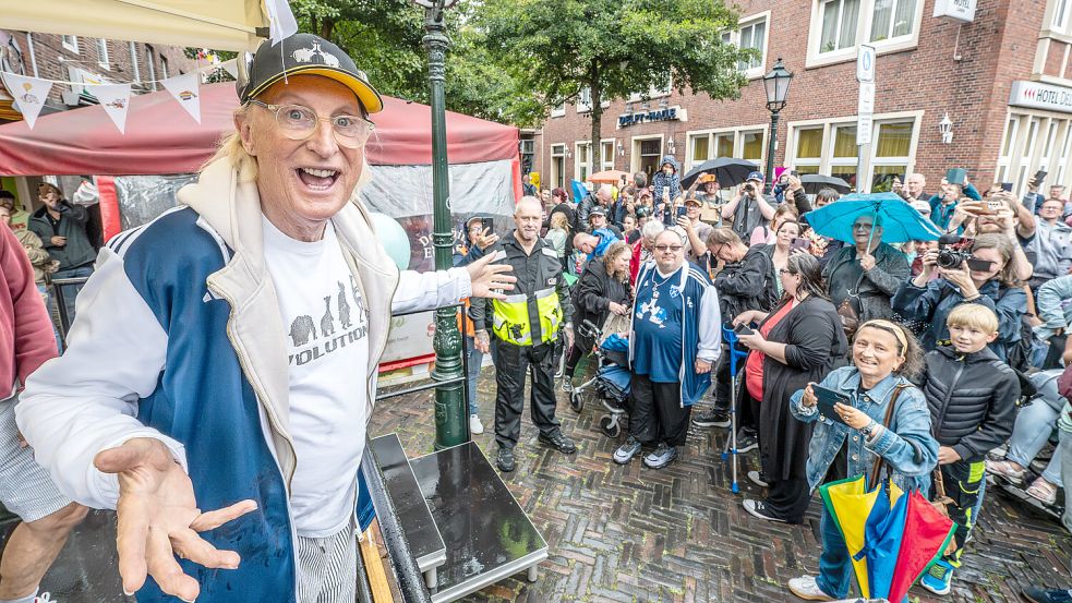 Otto Waalkes besucht jedes Jahr kurz nach seinem Geburtstag sein Otto-Huus in Emden zur Autogrammstunde. Dieses Mal stand er auf einer Bühne vor dem Museum. Foto: Klaus Ortgies