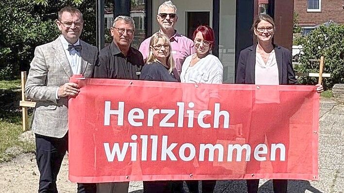 Heißen den neuen SB-Container willkommen: Ingo Fortkamp (stellvertretender Vorstandsvorsitzender, von links), Rainer Kuepperbusch, Sabine Penning, Stefan Neuhäuser, Karolin Westphal (alle Kundenberater Filiale Borkum) und Inga Coordes (Bereichsleiterin Privatkunden und Vorstandsvertreterin). Foto: Sparkasse Leer-Wittmund