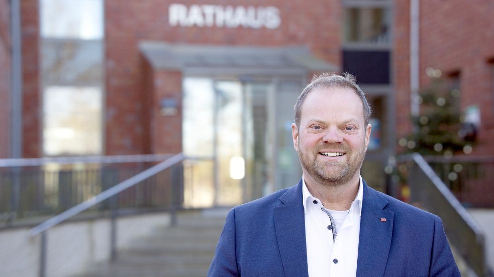 Der SPD-Bürgermeisterkandidat Matthias Arends posiert vor dem Rathaus in Pewsum. Foto: privat