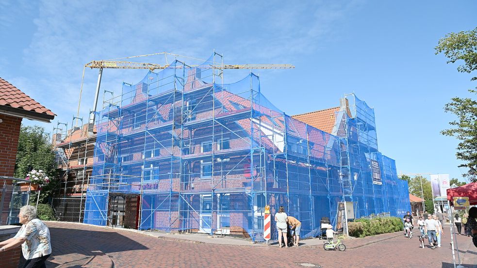 Das ehemalige Seniorenhuus in Greetsiel ist inzwischen komplett von Baugerüsten umgeben. Fotos: Heinz Wagenaar