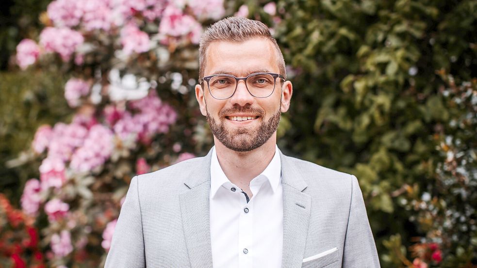 Sven Lübbers ist seit 2021 Bürgermeister in Wiesmoor. Seine erneute Kandidatur für die Kommunalwahl am 13. September 2026 hatte er bereits im September 2025 angekündigt. Foto: Klaus Ortgies/Archiv