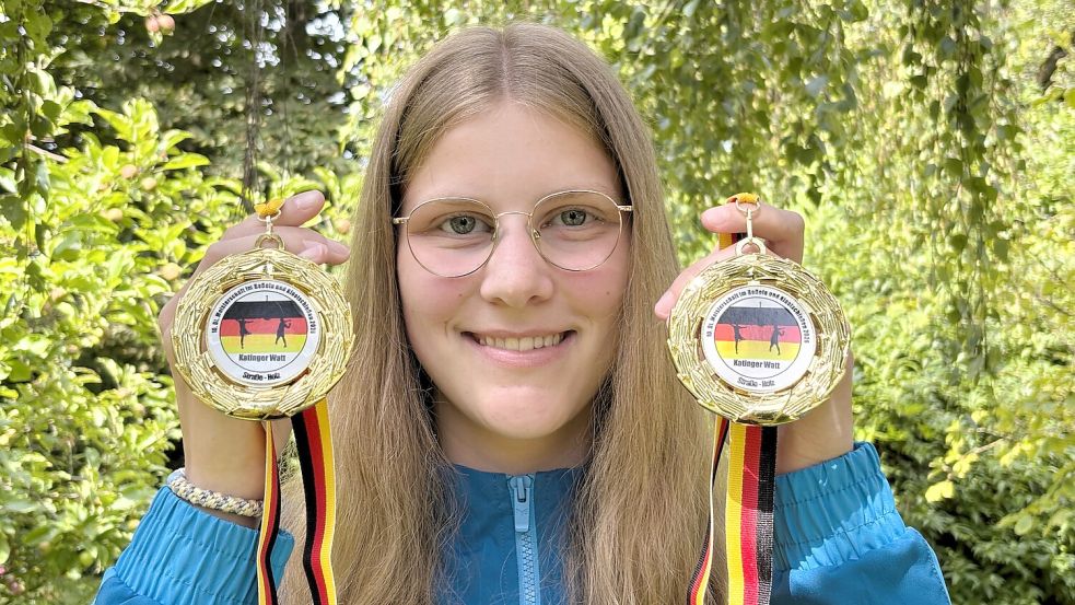 Fenna Behrends mit ihren zwei Goldmedaillen: Bei der deutschen Meisterschaft im Boßeln gewann sie in Wesselburen Einzelgold in der Jugend A und Mannschaftsgold mit dem FKV-Team. Foto: Nicole Böning