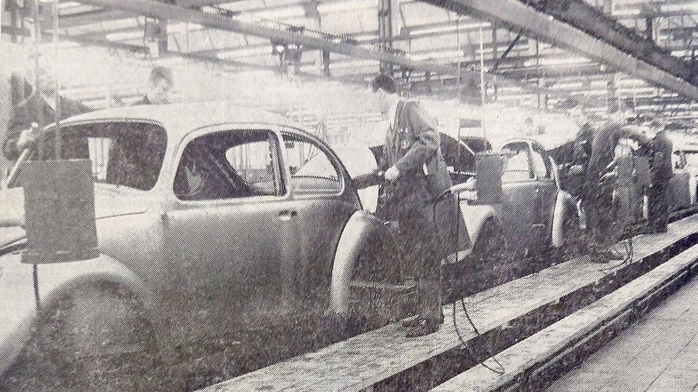 Die Rohkarosserien auf der Bandstraße im Dezember 1964. Foto: OZ-Archiv