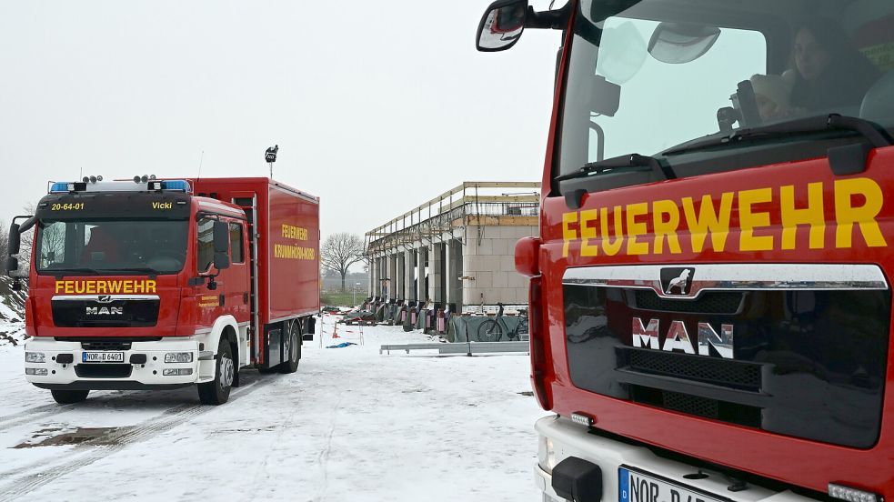 Zwei Wagen der Krummhörner Feuerwehr im Februar 2026 bei dem Richtfest des Feuerwehrhauses Nord. Foto: Heinz Wagenaar / Archiv