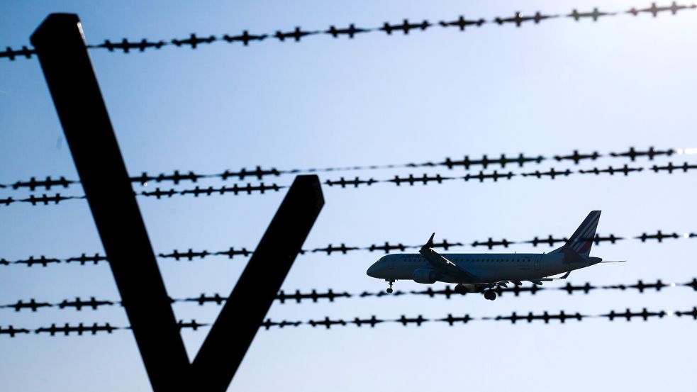 Mit dem Flugzeug ging es für Nancy Mensah am 14. Juli 2026 von Deutschland nach Ghana. Symbolfoto: Julian Stratenschulte/dpa