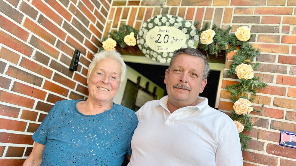 Seit 20 Jahren machen Grete und Armin Suchla aus Springe Urlaub in der Ferienwohnung von Frieda Schilling in Veenhusen. Deshalb fanden sie bei ihrer Ankunft einen Ehrenbogen über der Tür. Foto: Karin Lüppen