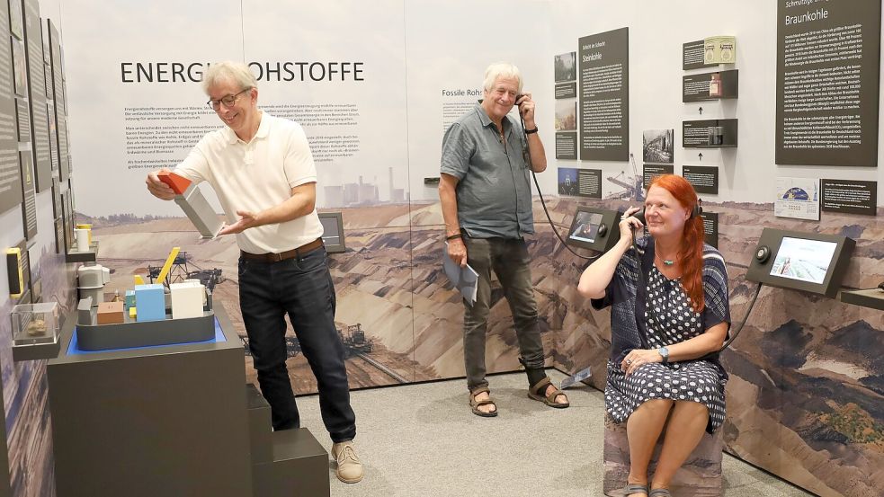 Präsentieren die Wanderausstellung „Deutschlands Bodenschätze“: Museumsdirektor Norbert Niedernostheide, Detlef Gerdts, stellvertretender Vorsitzender des Bodenbündnis Europa und Patricia Mersinger, Leiterin des Fachbereichs Kultur der Stadt Osnabrück (von links). Foto: Imke Wilxmann/ Museum am Schölerberg