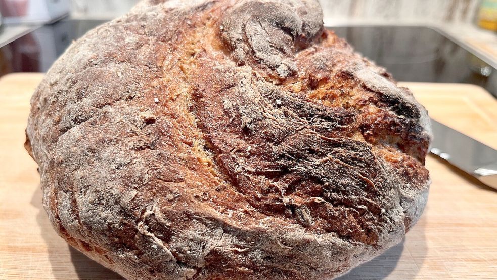 Ein rustikales Brot dient als Grundlage. Foto: Carmen Leonhard